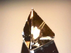 Controllo al microscopio integrità pietra diamante naturale
